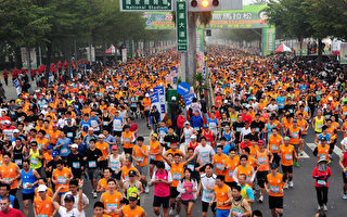 2012高雄國際馬拉松5日在高雄市國家體育場前起跑，有25國參賽，逾200名外籍跑者，含日本沖繩、肯亞等，共3萬名選手參加，場面壯觀，選手精神抖擻。（主辦單位提供）（中央社）