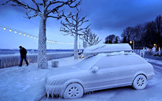 瑞士格劳宾登州昨晚气温下探摄氏零下35.1度。图为6日早晨，日内瓦大地被冰雪覆盖。（FABRICE COFFRINI/AFP/Getty Images）