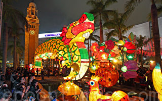 图片新闻：元宵节 香港民众赏龙花灯