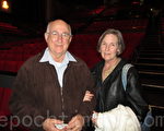 技术工程师罗恩‧摩尔（Ron Moore）与妻子一同观赏神韵演出，被神韵纯善纯美的演出所感染，久久不愿离场。（摄影：杨辰/大纪元）