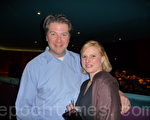 2012年2月8日，MWW公司西雅图分部总经理艾瑞克‧威林斯（Eric Villines）和太太一起观看神韵国际艺术团在西雅图麦考剧院的演出。（摄影：文远/大纪元）