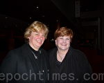 2012年2月8日，艺术教师梅丽莎‧麦尔（Melissa Meier）（右）和朋友蔻林‧斯陶金（Coleen Stocking）（左）在西雅图马里恩奥利弗麦考剧院，观看神韵国际艺术团的演出。（摄影：文远/大纪元）