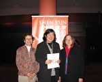 世界和平婦女聯合會西雅圖分社主席Keiko Sylte（中）、副主席Sarah Nishioka（右）和Eva Maria Taylor觀看神韻在西雅圖2月8日的演出。（攝影：舜華 / 大紀元）