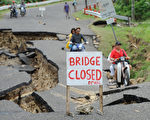 菲律宾中部6日发生强烈地震，许多地方的桥梁与道路都因地震损毁。（TED ALJIBE / AFP）