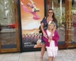 俄罗斯女士珍娜‧迪米瑞卡（Jenna Demircan）与女儿玛莉亚一起观赏了神韵演出（摄影:杨辰 / 大纪元）
