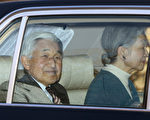 為了進行冠狀動脈檢查而住院的日本明仁天皇(左)，12日下午出院返回住所，預定將在18日進行冠狀動脈的繞道手術。（JIJI PRESS / AFP）