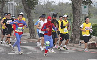 图片新闻：没看错！ 超人蜘蛛人路跑竞速