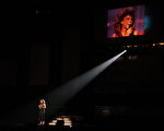 2012年2月12日，在美国洛杉矶斯台普斯中心举行的第54届格莱美颁奖仪式为刚过世的美国歌星惠特尼•休斯顿举行悼念。（ROBYN BECK / AFP）