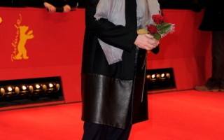 組圖：柏林過情人節 「鐵娘子」拿玫瑰應景