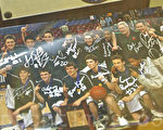 林書豪的母校，帕洛阿圖高中籃球館有一個櫃子專門擺放2006年拿下加州冠軍的獎杯及照片，林書豪就在照片中的後排左二，教練彼得．迪彭布魯克則在後排右一。（攝影：李歐╱大紀元）
