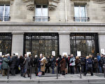 2012年2月16日，法国民众赶到法国中央银行各地营业处排队，将手中旧法郎换成欧元。图为巴黎法兰西银行外排队民众。（THOMAS SAMSON/AFP/Getty Images）