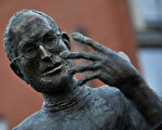 A picture taken on December 21, 2011 shows a statue of the late co-founder of Apple, Steve Jobs, at the Graphisoft Park in the third district of Budapest, after the inaugurating ceremony organized by a Hungarian Graphisopt SE for the Apple?s legendary founder. The almost two-metre-high (6.5-foot) bronze statue by Hungarian sculptor Erno Toth depicts Jobs with his trademark turtleneck jumper, jeans, sneakers and round glasses. It was erected in a science park that hosts several IT companies, including Graphisoft, which Apple has supported since 1984 when Jobs saw it at the annual CEBIT expo in Hannover, Germany, according to the Hungarian company.  AFP PHOTO / ATTILA KISBENEDEK (Photo credit should read ATTILA KISBENEDEK/AFP/Getty Images)（Staff: ATTILA KISBENEDEK / 2011 AFP）