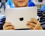 2012年2月18日，广东省惠州市中级法院针对iPad商标一案判决认定，被告顺电惠州家华店及第三人苹果电脑侵权。图为上海苹果专卖店。（PHILIPPE LOPEZ / AFP）