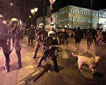 2月19日，希腊镇暴警察对聚集在国会外的示威民众喷洒催泪瓦斯，以驱离民众并防止骚乱扩大。（AFP）