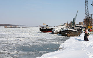 多瑙河融冰 撞毁餐厅船只