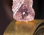 12.76克拉“上等”粉钻，是历来在澳洲所发现最大颗珍稀粉钻。(AFP PHOTO / HO / RIO TINTO)