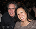 医生Miranda Ku和未婚夫Mike观看了2月22日晚丹佛市的神韵晚会。（摄影：张倩/大纪元）