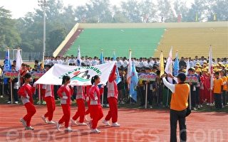 嘉义县101年中小学运动会开幕典礼，会旗进场实况。（嘉义县政府提供）
