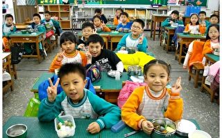 桃园学童每周食用1-3次“吉园圃”认证蔬菜（摄影：陈建霖／大纪元）