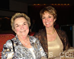 2012年2月25日水彩畫家格雷森女士（左）與女兒波納德特在納甚維爾觀賞神韻演出，她們說：「神韻充滿了激勵人生的力量！」（攝影: 黎莉/大紀元）