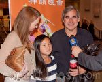 2月25日纳什维尔室内设计师唐娜和丈夫、领养的中国女儿一起观赏神韵。（摄影: 丝雨 / 大纪元）