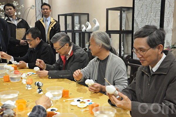 陳冲院長與施顏祥部長等人26日在旗津窯體驗DIY彩繪五感娃娃。(攝影: 楊小敏 / 大紀元) 陳冲院長與施顏祥部長等人26日在旗津窯體驗DIY彩繪五感娃娃。(攝影: 楊小敏 / 大紀元)