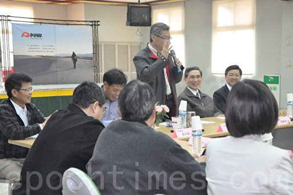 行政院長陳冲26日參觀彪琥鞋業有限公司,鼓勵企業在台設計與製造要MIT+DIT。(攝影: 楊小敏 / 大紀元) 行政院長陳冲26日參觀彪琥鞋業有限公司,鼓勵企業在台設計與製造要MIT+DIT。(攝影: 楊小敏 / 大紀元)