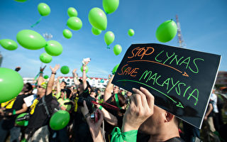 2月26日，5千名馬來西亞人集會抗議澳大利亞礦業公司利納斯（Lynas）到馬國彭亨州設稀土廠。圖為抗議者施放綠色氣球，表明其保護環境的訴求。（AFP）