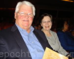 2月26日鋼琴老師伯納太太和丈夫一起在田納西表演藝術中心觀賞神韻演出（攝影: 黎莉 / 大紀元）