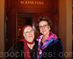玫琳凱(Mary Kay)時尚品牌的美容顧問朱迪·德沃爾(Judy DeVore)女士（左）和同事Anne-MARiE Doyen一同觀看了２６日晚的神韻演出。（攝影﹕陳天成/大紀元）