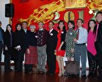 圖:2012年活動主辦家庭合影留念。左起:張塞特(Seth Chang)、劉芳竹(Florence Liu Chang)、李綺如(Regina Lee Chen)、陳炳良(Alan Chen)、唐崇敏(Alice Chen)、陳明(Ming Chen)、樊豐忠(Foun-Chung Fan)、李文玲(Wen-Ling Fan)、黃綺娟(Melody Huang Lu)、盧偉光(Scott Lu)、藍悅文(Claire Wang)、王智仁(Jerry Wang)。(攝影:世桑/大紀元)