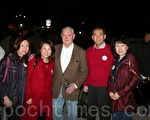 现任奥斯汀市长李•莱芬维尔（左3）、奥斯汀侨社的姚东权（右2）蒋凯娜（左2）伉俪，及友人们在竞选造势晚宴上。（图片由姚东权提供）