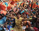印度2月28日的全国总罢工共百万人参加，使公共生活陷于瘫痪。11个大型工会和5000个较小的劳工组织号召举行此次罢工，要求实行最低工资制，加强劳工保护。(SAM PANTHAKY / AFP)