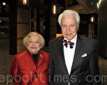 公司總裁艾弗雷德‧羅賓遜先生與妻子欣賞了神韵巡回艺术团2012年3月1日晚在美國南卡羅來納州格林濰爾市的和平表演艺术中心的首場演出。（攝影：楊辰／大紀元）