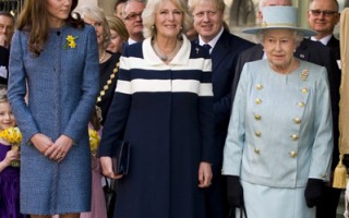 (左起)威廉王子的嬌妻凱特（Kate）和婆婆卡蜜拉（Camilla）與英國女王一同在高檔百貨公司逛街。(Jeff Spicer - WPA Pool/Getty Images)