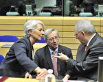 欧元区财长于鲁塞尔举行会议后，原则同意拨发希腊第二轮纾困方案的首笔纾困金930亿欧元。左起为IMF总裁-克里斯蒂纳.拉加德(Christine Lagarde)、卢森堡首相兼国务和财政大臣尚.克劳德·容克(Jean-Claude Juncker)及德国财政部长朔伊布勒(Wolfgang Schauble)在财长会议期间交换意见。（GEORGES GOBET / AFP ImageForum）