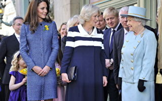 英国女王率儿媳孙媳出行 访问伦敦商店