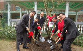 基隆地方法院院長蔡崇義(左1)邀請各界公益團體參與建造綠色法院植樹活動。（攝影:于婉蘋  / 大紀元）