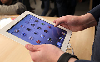最新的傳聞指出，iPad 3的厚度將比iPad 2厚0.81毫米。圖為2011年3月發佈的iPad 2。 （Mario Tama/Getty Images）