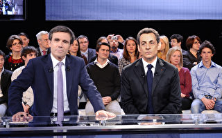 法國總統薩科齊(右)在週二（6日）晚間電視辯論上表示，外國在法移民人數太多，如果他成功連任，將採取更嚴格的移民政策，削減一半外來移民人數。(LIONEL BONAVENTURE / AFP)