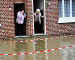 法国北部Steenwerck，民众站在他们的房屋门口看淹水的水位。摄于2012年3月6日（PHILIPPE HUGUEN / AFP）
