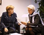 德国总理默克尔(Angela Merkel, 左) 2011年10月于比利时布鲁赛尔欧盟高峰会议前会见国际货币基金会主席拉加德(Christine Lagarde, 右)，共同讨论欧债问题。(Jesco Denzel/Bundesregierung-Pool via Getty Images)