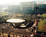 中國大陸九千多法輪功學員在河北省博物館廣場煉功（1998秋）