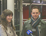 2012年3月12日，歐洲工程專利局官員何塞（右）與勞拉（左）觀看了神韻在海牙的第一場演出。（攝影：Niko/新唐人）