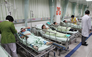 台南市中毒學生在醫院接受食物中毒治療。（台南市政府提供）