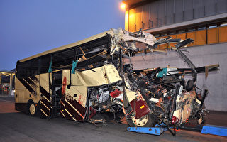 2012年3月14日，瑞士瓦萊州謝爾市，發生意外的巴士車頭嚴重損毁。（SEBASTIEN FEVAL/AFP）