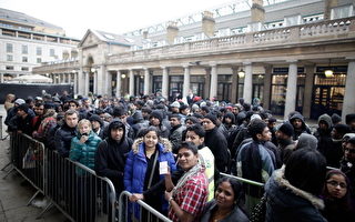 iPad3销售的第一天，伦敦Covent Garden的苹果商店门外排队的人。(Matthew Lloyd/Getty Images)
