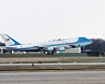 奥巴马总统乘坐的“空军一号”(NICHOLAS KAMM/AFP/Getty Images)