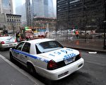 纽约警方18日加强在祖科提公园巡逻，以阻占领华尔街运动再度抗议。（AFP）