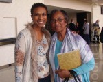 托莱多大学前多元项目经理桑德拉‧吉尔和母亲一起观看神韵。（摄影：陆查理/大纪元）